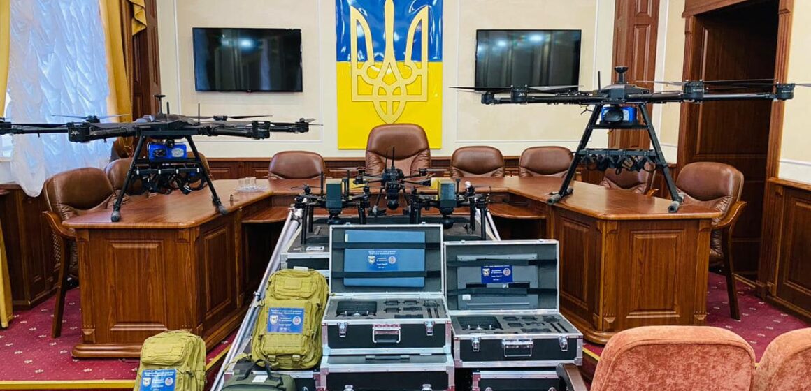 Прикарпатські поліцейські закупили вісім безпілотників для захисників (ФОТО)