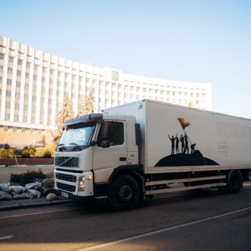 За сприяння благодійників з Прикарпаття передали на передову дві вантажівки (ФОТО)