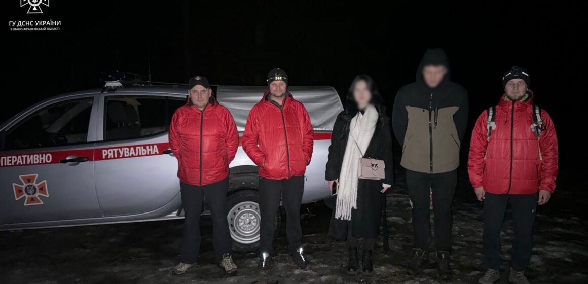 Рятувальники розшукали двох заблукалих осіб поблизу скель Довбуша