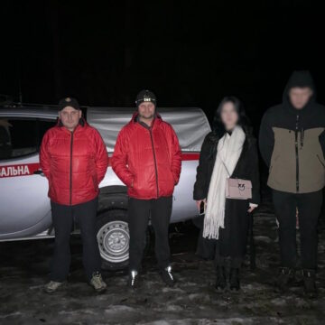 Рятувальники розшукали двох заблукалих осіб поблизу скель Довбуша