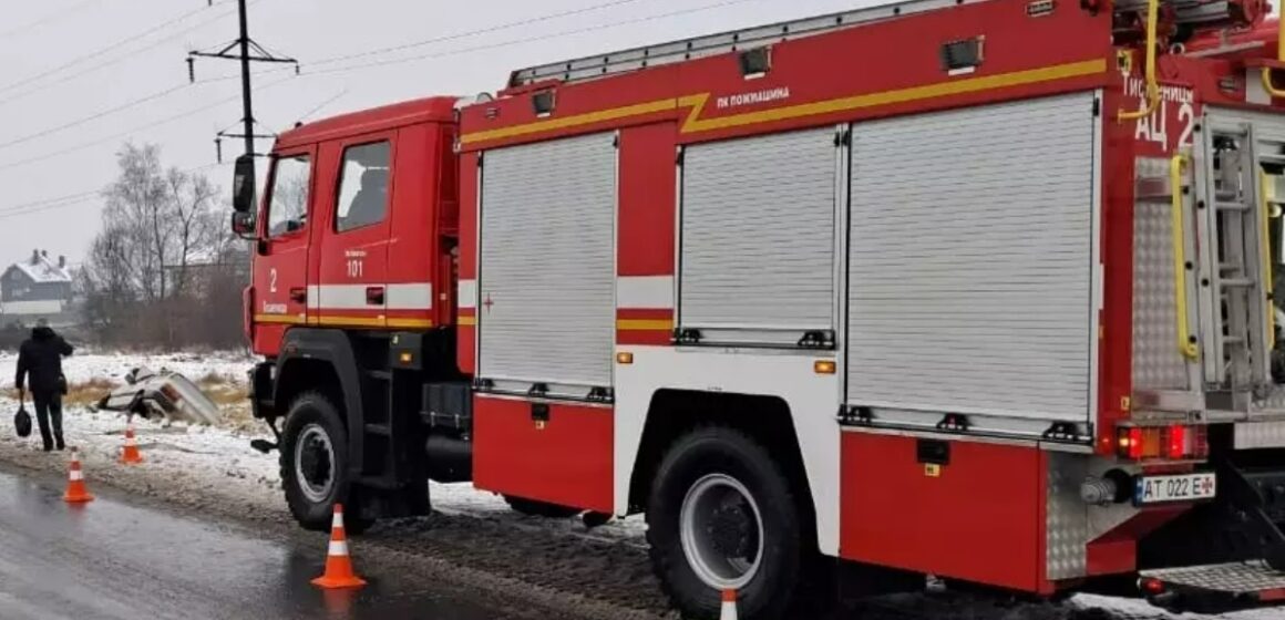 На Прикарпатті трапились дві аварії із травмованими, наслідки ДТП ліквідовували рятувальники
