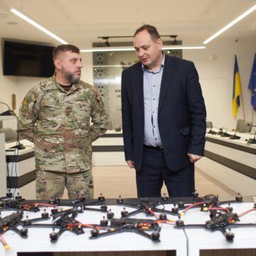 38 FPV-дронів та систему управління передали військовим на Авдіївський напрямок з Івано-Франківська