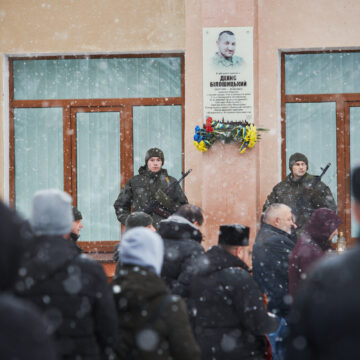 Пам’ятну дошку полеглому Герою Денису Білошицькому відкрили на фасаді Ліцею імені В. Чорновола