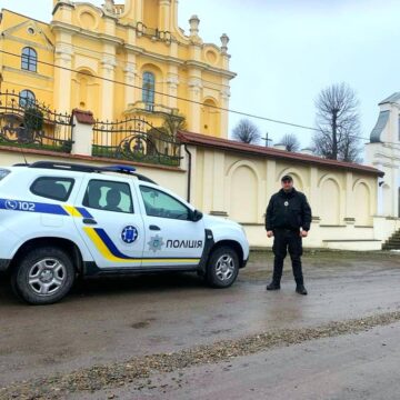 Прикарпатські поліцейські патрулюють біля храмів
