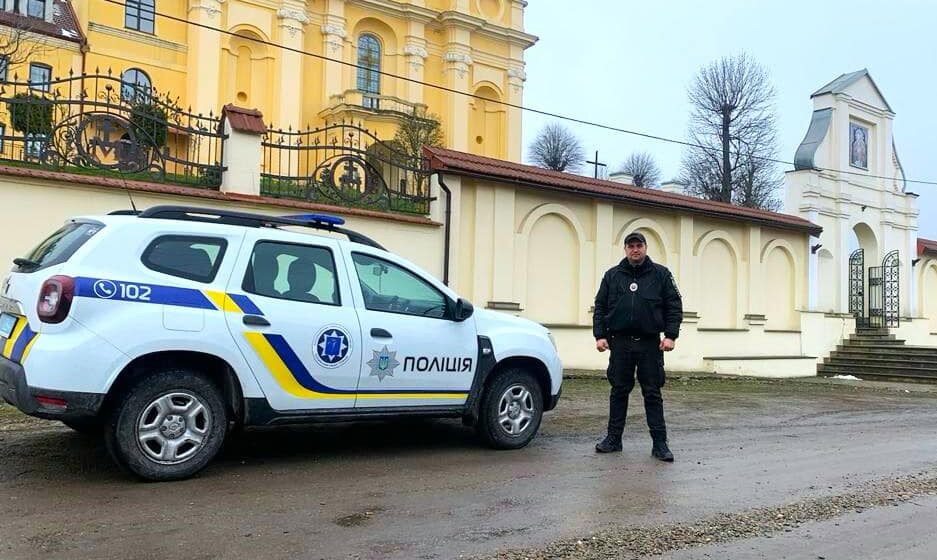 Прикарпатські поліцейські патрулюють біля храмів Прикарпатські поліцейські патрулюють біля храмів