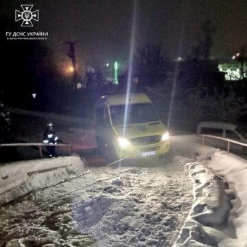 Вночі у Долині на засніженій дорозі застрягла “швидка допомога”, яка їхала на виклик