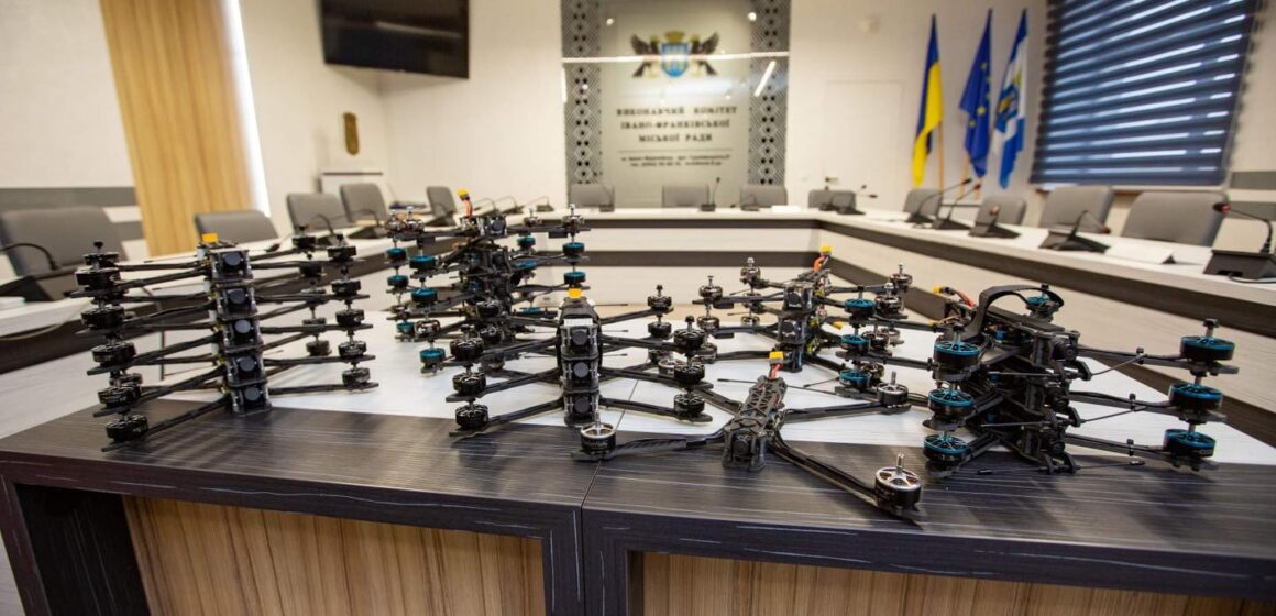За місячну зарплату мера та його заступників в Івано-Франківську придбали 20 FPV-дронів