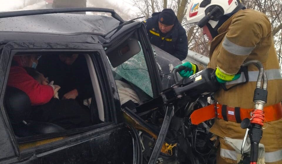 На Городенківщині рятувальники деблокували постраждалого з автомобіля, що потрапив у ДТП