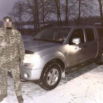 Військовим передали автівку від працівників структурних підрозділів Калуської міської ради