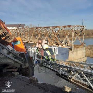 Водій зерновоза не впорався із керуванням: деталі ДТП у Вістовій