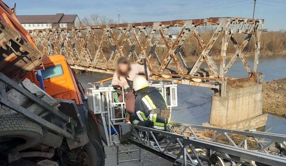 Водій зерновоза не впорався із керуванням: деталі ДТП у Вістовій
