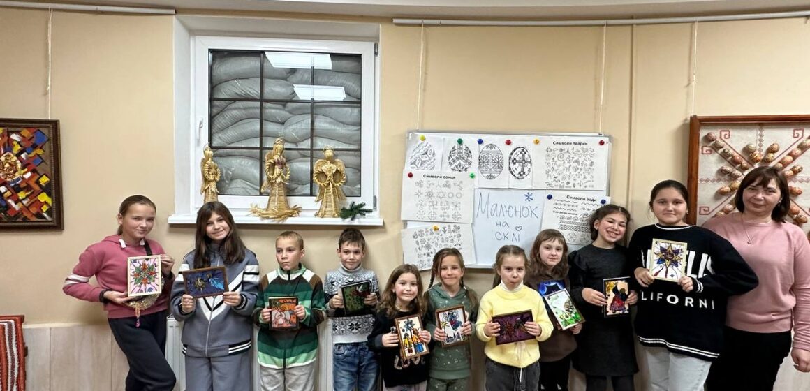 У Коломиї діти малювали на склі свою «Різдвяну казку»