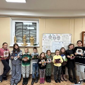 У Коломиї діти малювали на склі свою «Різдвяну казку»