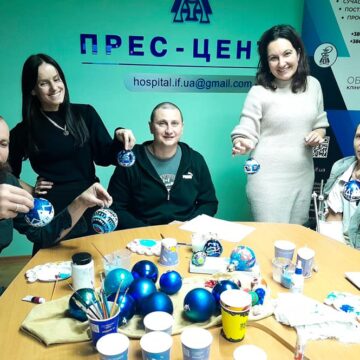 Поранені військові розписували різдвяні кульки (ФОТО)