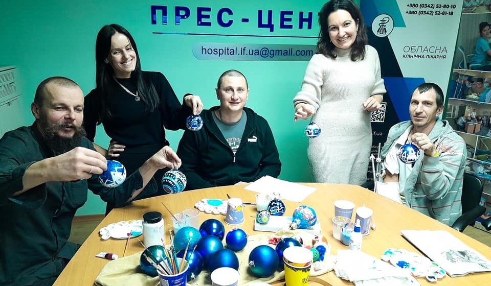 Поранені військові розписували різдвяні кульки (ФОТО)