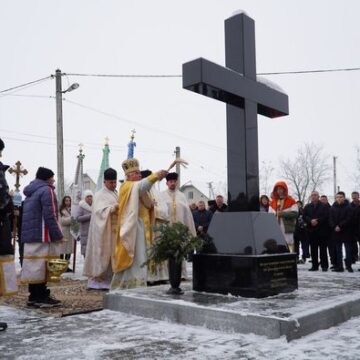 У Старому Лисці на храмове свято освятили мармуровий хрест