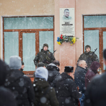 Загиблому Герою Івано-Франківської громади Денису Білошицькому відкрили анотаційну дошку на фасаді рідної школи