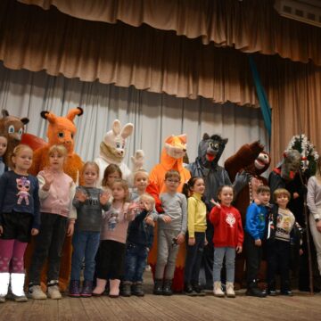 “Як Миколай загубив рукавичку”: у Надвірній показали дитячу виставу-казку на сучасний лад