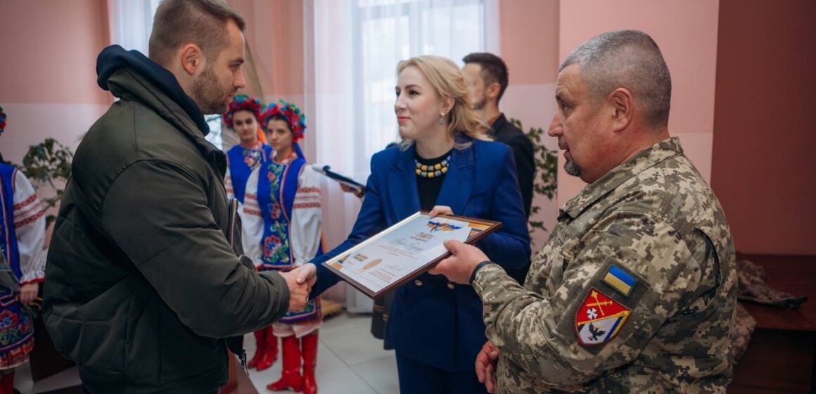 Прикарпатським воїнам і волонтерам вручили державні та обласні відзнаки