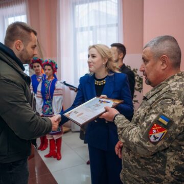Прикарпатським воїнам і волонтерам вручили державні та обласні відзнаки
