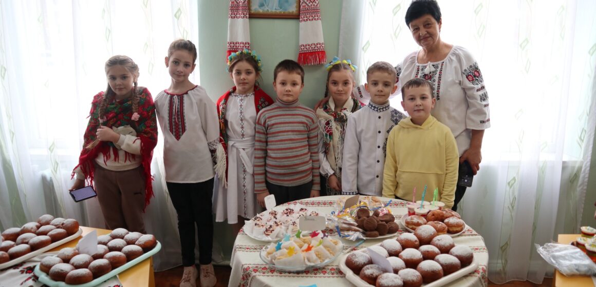 День пампуха: понад 33 тисячі гривень зібрали бурштинські школярі для ЗСУ під час благодійного ярмарку