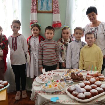День пампуха: понад 33 тисячі гривень зібрали бурштинські школярі для ЗСУ під час благодійного ярмарку