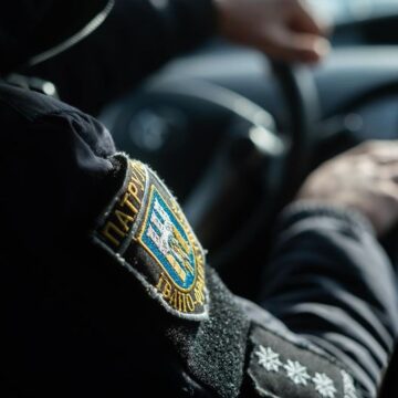За вихідні патрульні виявили у чотирьох осіб, можливо, наркотичні речовини