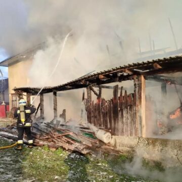 У Печеніжині на Коломийщині вогонь знищив комплекс господарських будівель