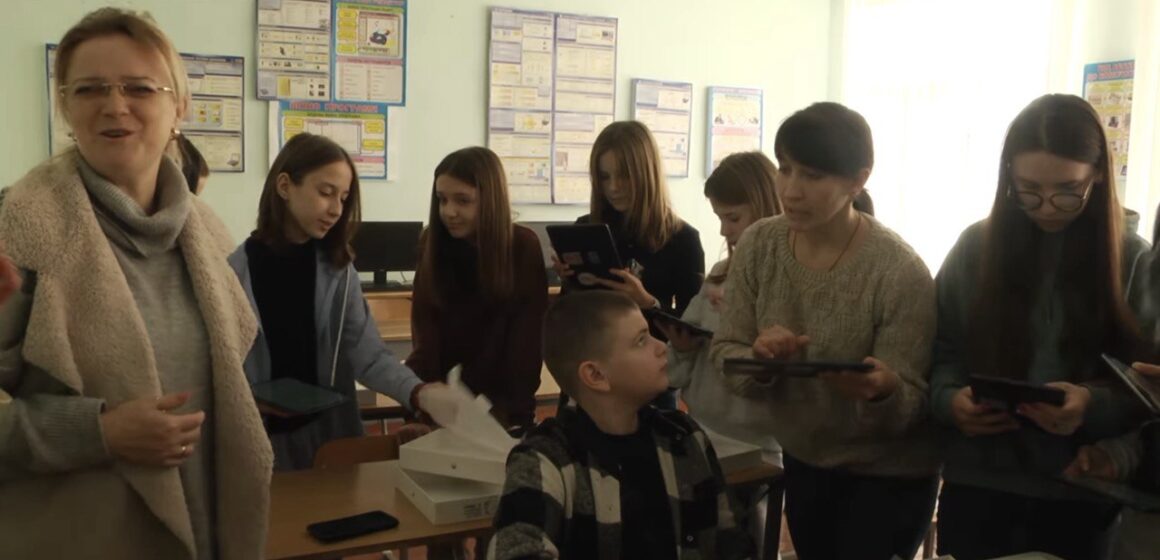 Два ліцеї Калуської громади отримали ноутбуки та планшети від благодійників