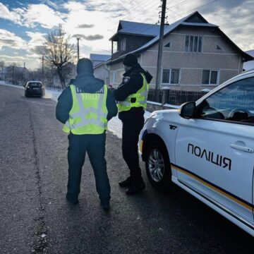 «Здійснила наїзд на жінку та малолітню дитину»: прикарпатські  поліцейські розслідують автопригоду на Надвірнянщині