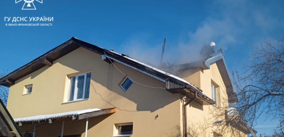 Прикарпатські рятувальники спільно з добровольцями ліквідували пожежу та відбуксирували вантажівку