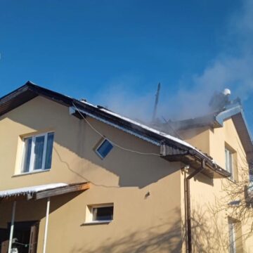 Прикарпатські рятувальники спільно з добровольцями ліквідували пожежу та відбуксирували вантажівку