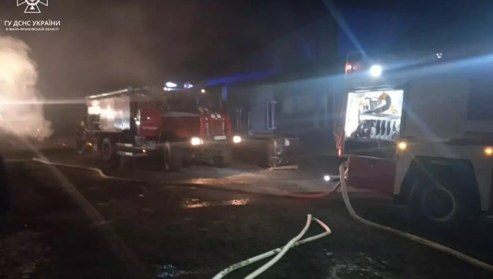 На Прикарпатті вночі сталося дві пожежі – горіла будівля відпочинкового комплексу та складське приміщення