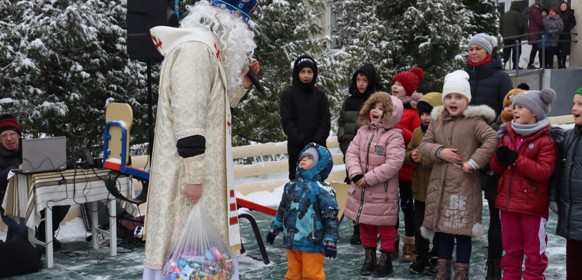 В селищі Солотвин відкрили дитячий майданчик