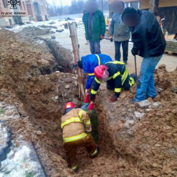 У Надвірній рятувальники дістали з траншеї тіло чоловіка