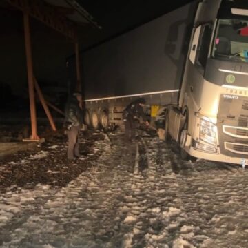 Франківські патрульні допомогли водієві вантажівки витягнути авто з кювету