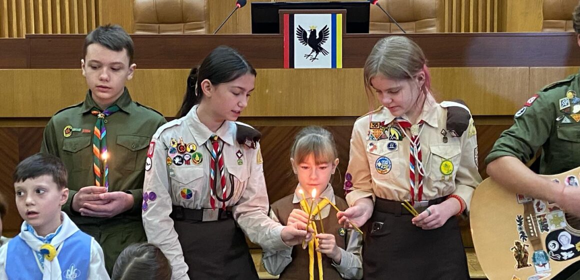 Пластуни передали Вифлеємський вогонь миру франківським депутатам