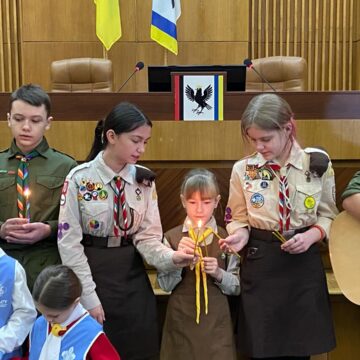 Пластуни передали Вифлеємський вогонь миру франківським депутатам
