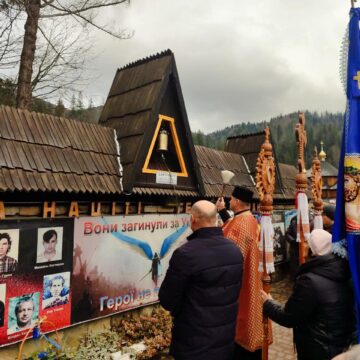 Дзвін, перероблений з гільзи 152 калібру, освятили біля стели Небесної сотні у селі Татарів