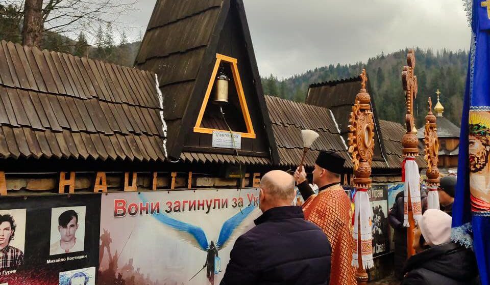 Дзвін, перероблений з гільзи 152 калібру, освятили біля стели Небесної сотні у селі Татарів