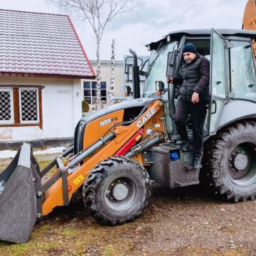 Вигодська громада отримала від німецьких та польських друзів новенький екскаватор