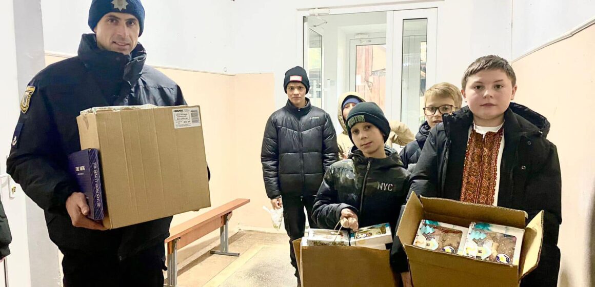 Поліцейські разом із дітьми відвідали військовослужбовців, які перебувають на Прикарпатті