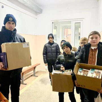 Поліцейські разом із дітьми відвідали військовослужбовців, які перебувають на Прикарпатті