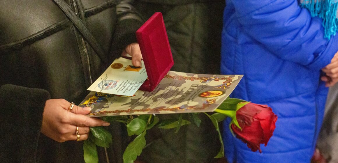 З нагоди Дня ЗСУ родинам загиблих франківців вручили відзнаки “За честь і звитягу”