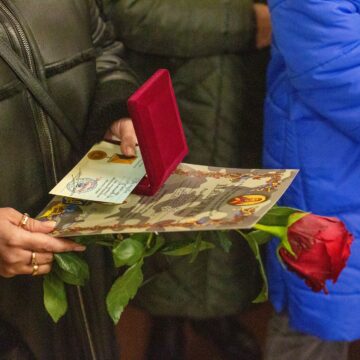З нагоди Дня ЗСУ родинам загиблих франківців вручили відзнаки “За честь і звитягу”