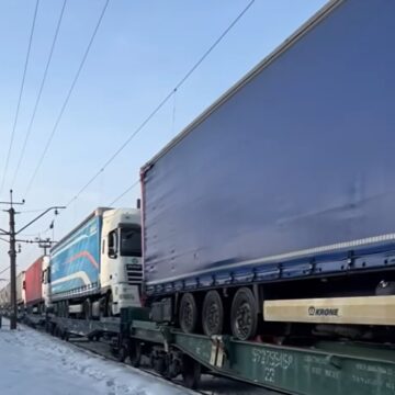 Через кордон із Польщею вантажівки почали курсувати залізницею