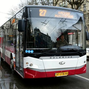 Два франківські автобусні маршрути почали курсувати за звичною схемою
