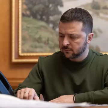 Президент подав декларації: дохід Зеленського і його родини у 2022 році зменшився втричі