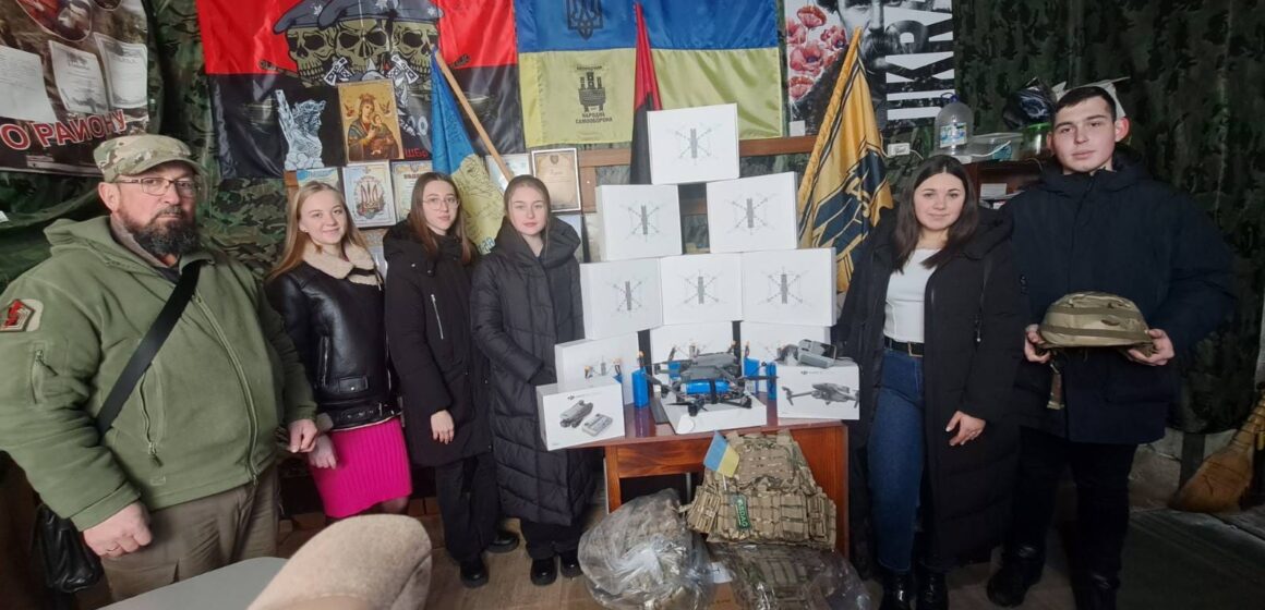 Заклади освіти Богородчанської громади закупили для захисників 10 FVP-дронів та 30 плитоносок (ФОТО)