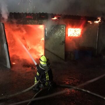 Надзвичайники ліквідували пожежу двох автомобілів у Богородчанах (ФОТО)
